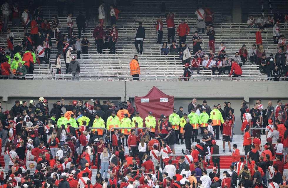 El comunicado oficial de River Plate afirma que el hincha fallecido ”saltó al vacío”