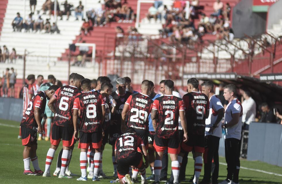 Al final pasó de todo en Instituto: reclamo por un penal, expulsión y “Wanchope” separando