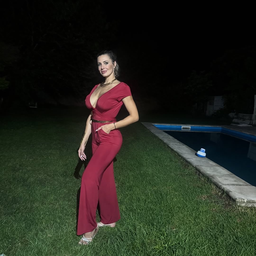 Escote pronunciado y el color de la temporada: Tamara Bella deslumbró con un mono ultra tendencia