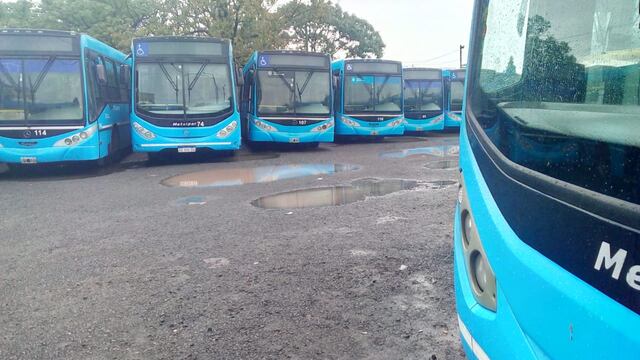 Los ómnibus no salieron a la calle durante la mañana debido a la medida de fuerza. (@somosrosariook)