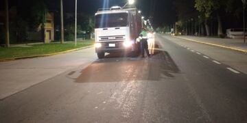 Camión detenido por no respetar el desvío del tránsito pesado