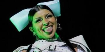 Cazzu hace temblar el escenario con sus atuendos reveladores y provocativos