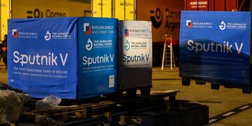 Hoy a las 20:22 arriba al Aeropuerto de Ezeiza un avión de Aerolíneas Argentinas proveniente de Moscú, con escala en Roma, cargado con 709.085 vacunas Sputnik V (359.085 dosis del componente 1 y 350.000 del componente 2). De esta manera, la Argentina habrá recibido un total de 25.706.730 vacunas para combatir el COVID-19.
30 junio 2021 foto Presidencia