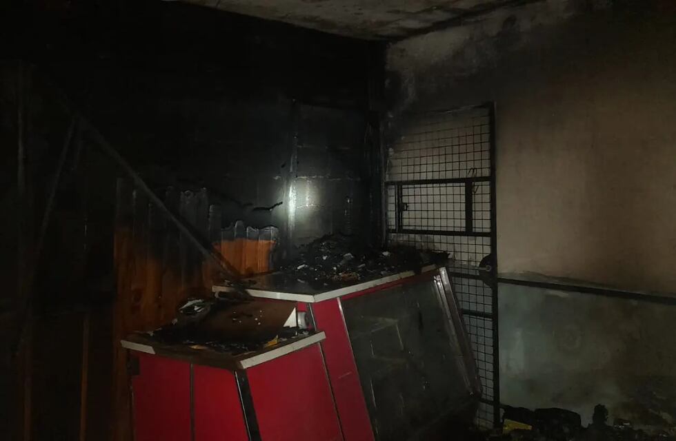 Bomberos de Arroyito sofocaron un incendio de un comercio en la madrugada