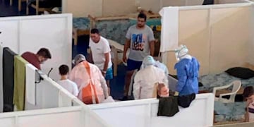 Los grupos están separados por mamparas pero cientos de personas comparten unos pocos baños
