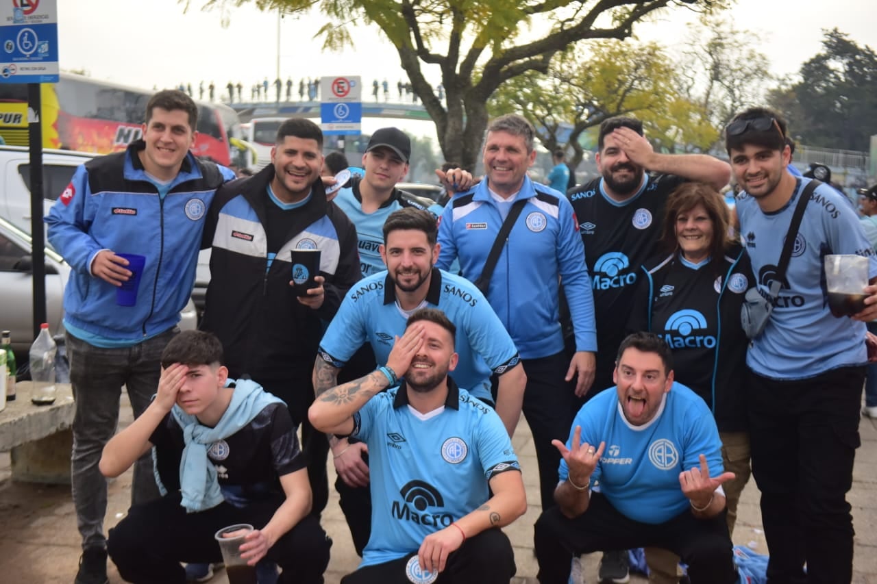 Los hinchas de Belgrano y otra muestra de amor masivo. Tremendo acompañamiento de los piratas en la Copa Argentina. (José Gabriel Hernández / Enviado a Rosario)