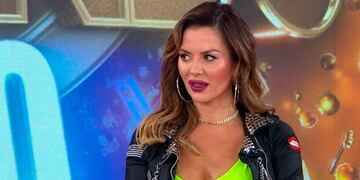 Karina Jelinek se mostró en micro bikini y sin corpiño.