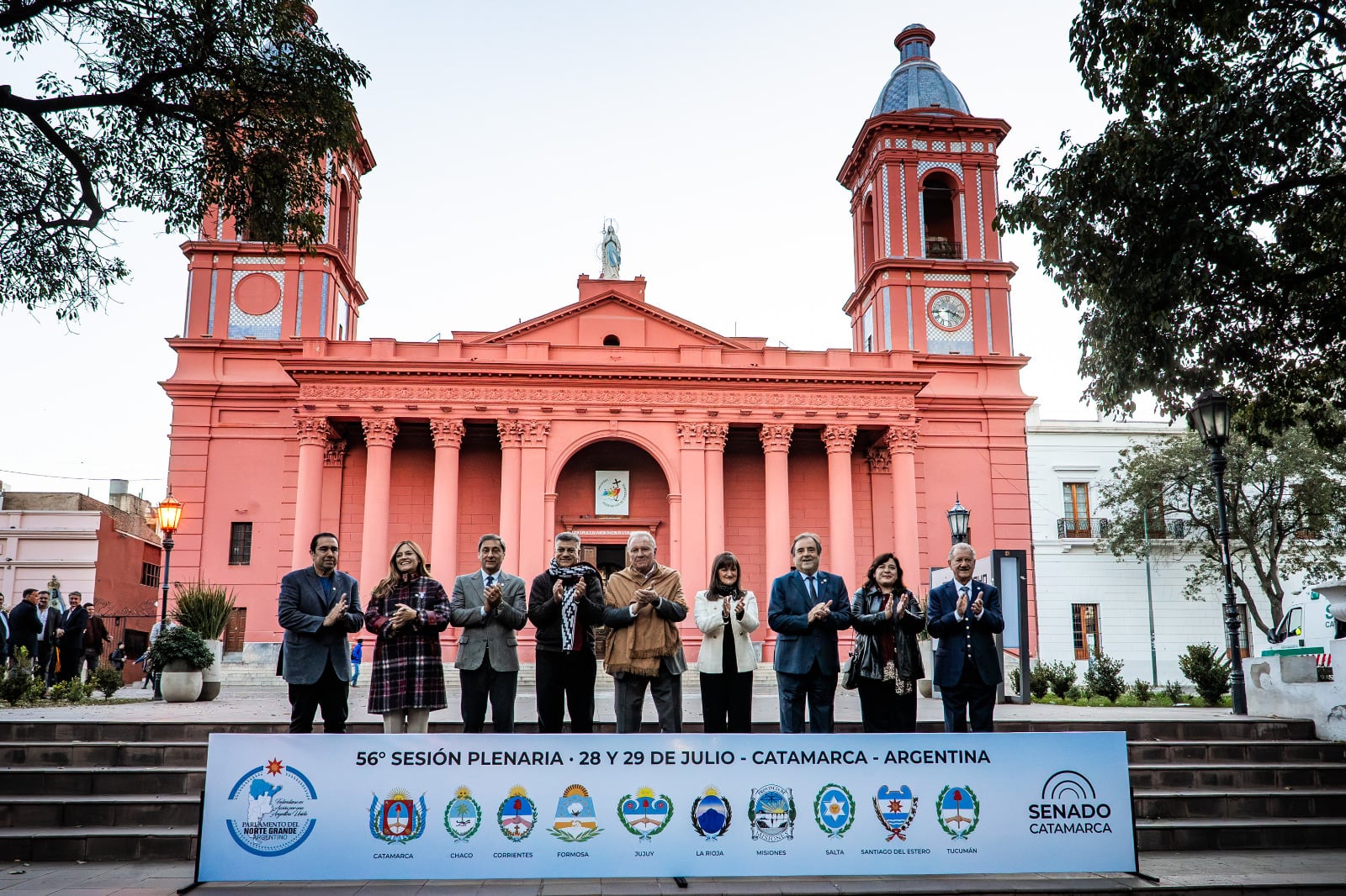 Los vicegobernadores miembros del Parlamento del Norte Grande en la tradicional fotografía en el frente de la Catedral Basílica Nuestra Señora del Valle, en la capital catamarqueña.