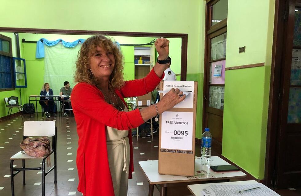 Elecciones 2023 en Tres Arroyos: Votó la candidata del FIT Marcela Pascucci