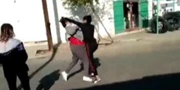 La pelea entre las chicas ocurrió en la escuela Escuela Capitán de Fragata Carlos María Moyano de Rawson.