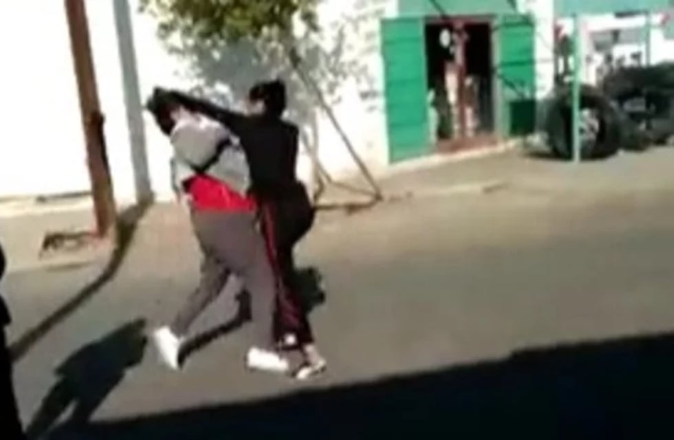 Video: dos chicas se trenzaron a piñas a la salida de la escuela