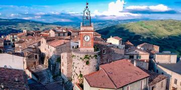 El pintoresco pueblo de montaña cuenta con apenas 900 residentes, y el 60% de ellos superan los 70 años de edad (Foto: Twitter)