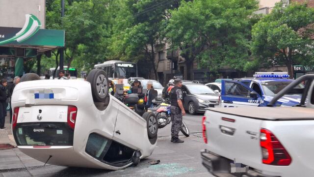 Un auto volcó en el corazón de Nueva Córdoba.