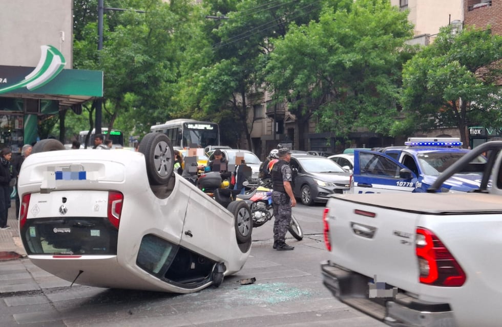 Impresionante: un auto volcó en Nueva Córdoba y provocó un caos en el tránsito