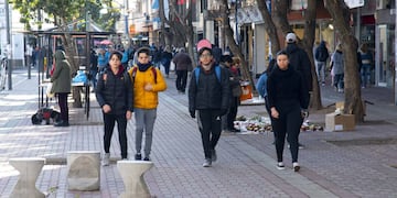 La caminata por el microcentro requiere una buena campera.