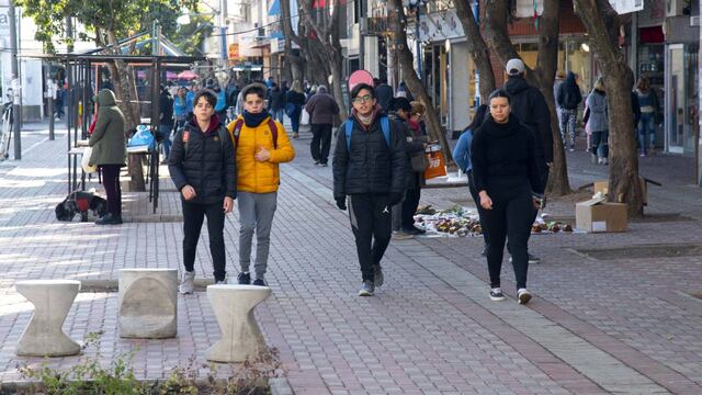 La caminata por el microcentro requiere una buena campera.