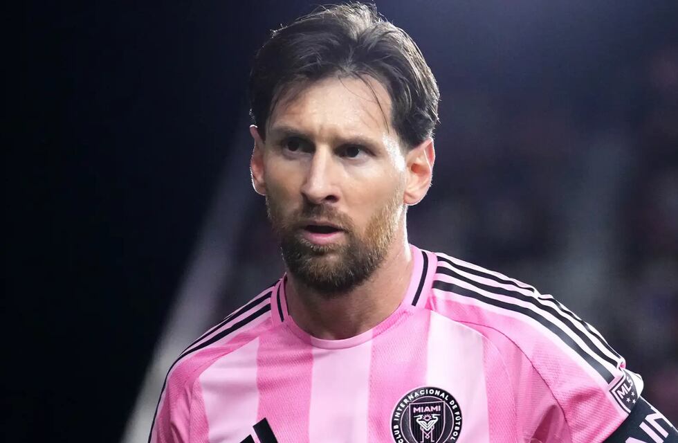 Desató un escándalo en el mundo del fútbol al criticar a Lionel Messi:  “No tengo nada que envidiarle”