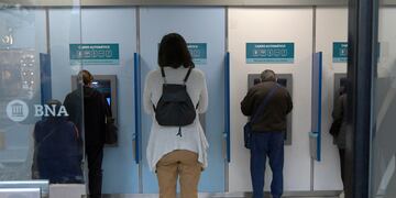 26 de abril 2022 Mendoza  Sociedad
Esperas interminables en Banco de la Nación Argentina
Por disposición de la Administración Nacional de la Seguridad Social (Anses), los bancos no volvieron a exigir el trámite de supervivencia (“ Fe de vida para jubilados ”) a los jubilados y pensionados para que cobren sus haberes. Y en muchos casos, deben hacerlo de manera mensual.
Foto: Orlando Pelichotti / Los Andes