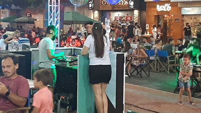 Noche de DJ y Plaza Feria en el bv. Santa Fe hecha peatonal
