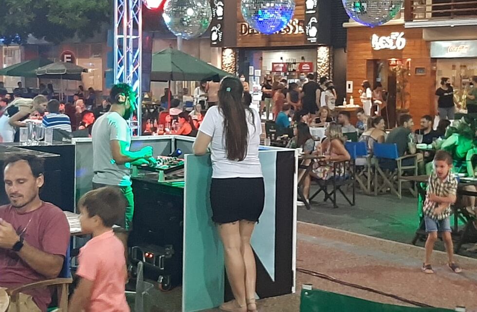 Rafaela disfrutó de la “Noche de los DJ’s” con Bv. Santa Fe como peatonal