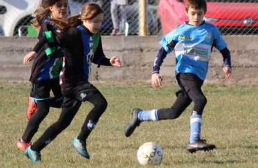Tiene 11 años, quiere competir en los torneos de fútbol pero la Liga Rionegrina se lo prohibió por ser niña