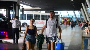 Ciudad de Córdoba. Jóvenes ya salen para Villa Carlos Paz para disfrutar uno de los grandes festejos por el Día de la Primavera (La Voz).