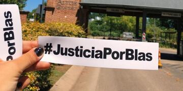 Familiares y amigos del joven asesinado protestaron en el barrio donde vive el Gobernador.