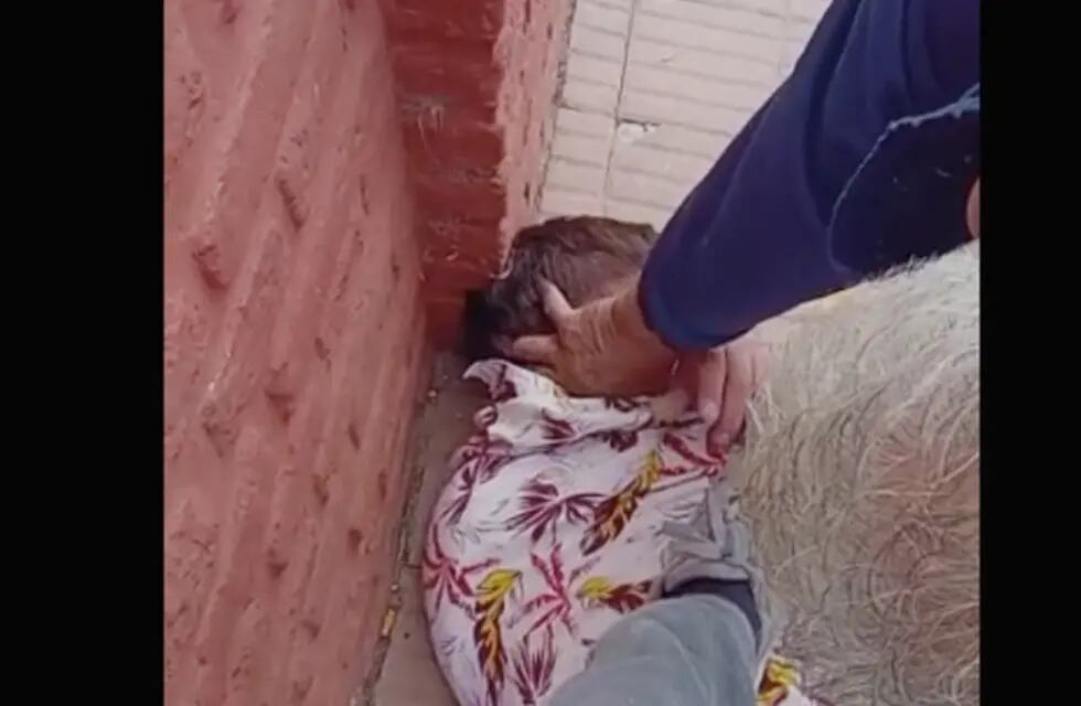 Córdoba insegura: un grupo de vecinos atrapó a un presunto ladrón y lo filmaron