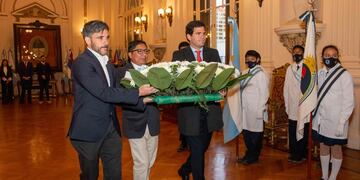 El presidente de la Cámara Argentina de Empresarios Mineros (CAEM), Franco Mignacco (izq.) acompañó la colocación de una ofrenda floral en homenaje a la Bandera de la Libertad Civil, en el Día de la Industria Minera.