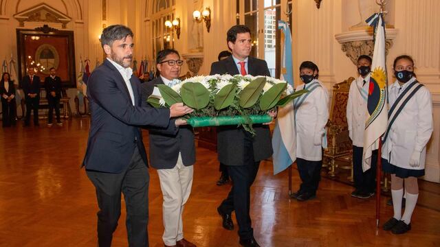 El presidente de la Cámara Argentina de Empresarios Mineros (CAEM), Franco Mignacco (izq.) acompañó la colocación de una ofrenda floral en homenaje a la Bandera de la Libertad Civil, en el Día de la Industria Minera.