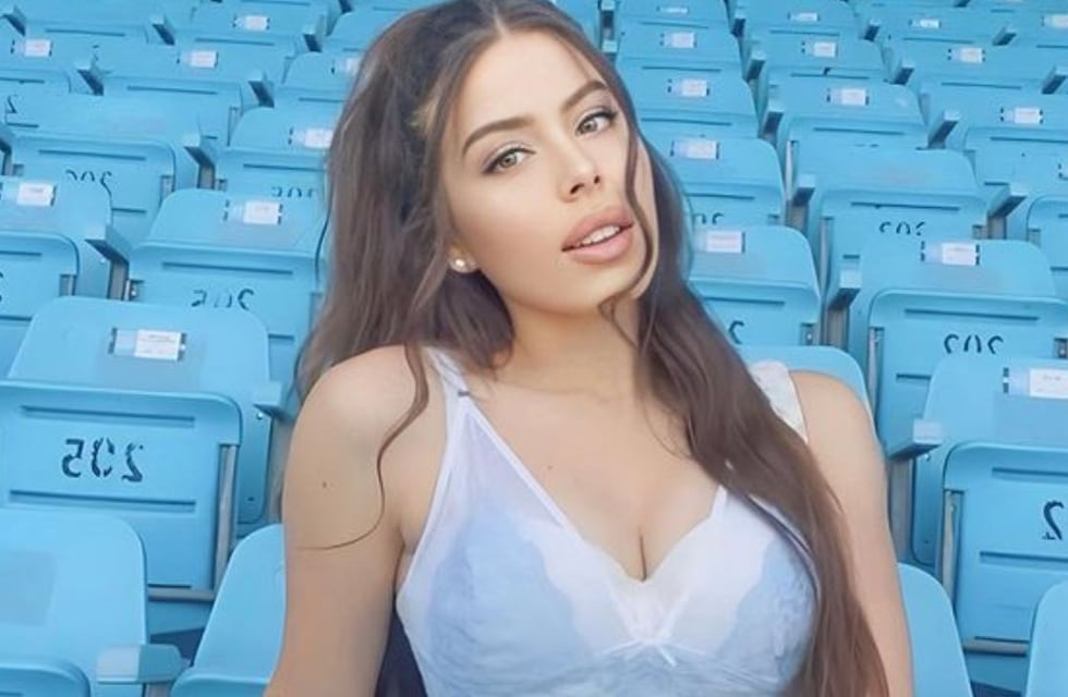 Sara Duque, la profe de Inglés de Julián Álvarez, volvió a Buenos Aires y alucinó con una remera muy diminuta