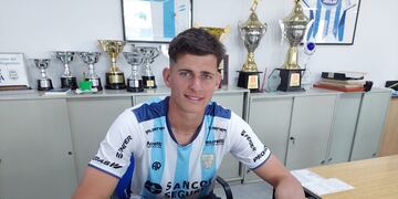 Ignacio Schaab también firmó su primer contrato con Atlético de Rafaela