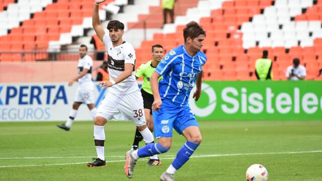 Tomás Badaloni, abrió el marcador a los 9 minutos para el Tomba ante Platense con una hermosa definición. Mariana Villa/Los andes.