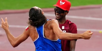 El abrazo entre el italiano y el catarí tras acordar que ambos se llevaban el oro.