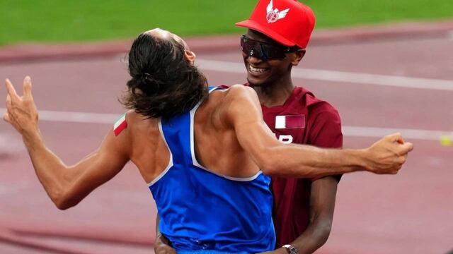 El abrazo entre el italiano y el catarí tras acordar que ambos se llevaban el oro.