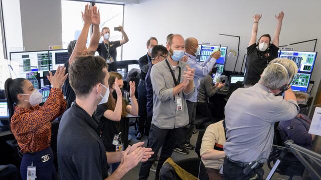 El equipo de operaciones de la NASA celebra un nuevo logro. (Foto / NASA)
