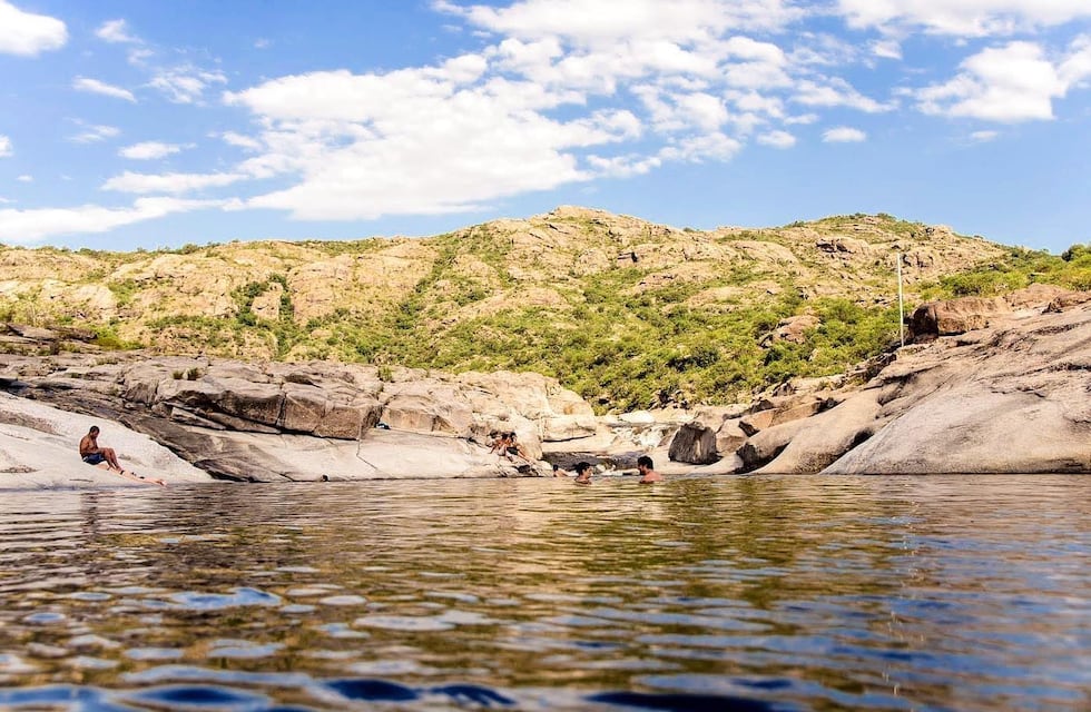 Tragedia en Córdoba: un turista de 65 años murió al golpear su cabeza contra una piedra