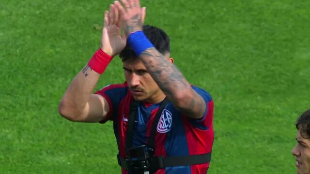 Adam Bareiro salió con una cámara en el clásico ante Huracán.