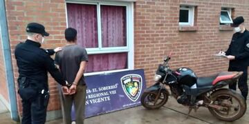 Efectivos policiales recuperan una moto robada en El Soberbio.