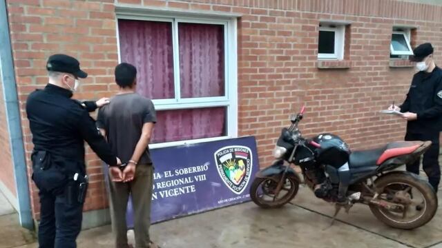 Efectivos policiales recuperan una moto robada en El Soberbio.