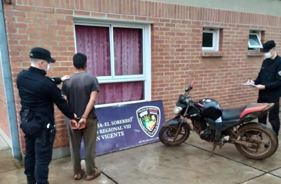 Efectivos policiales recuperan una moto robada en El Soberbio