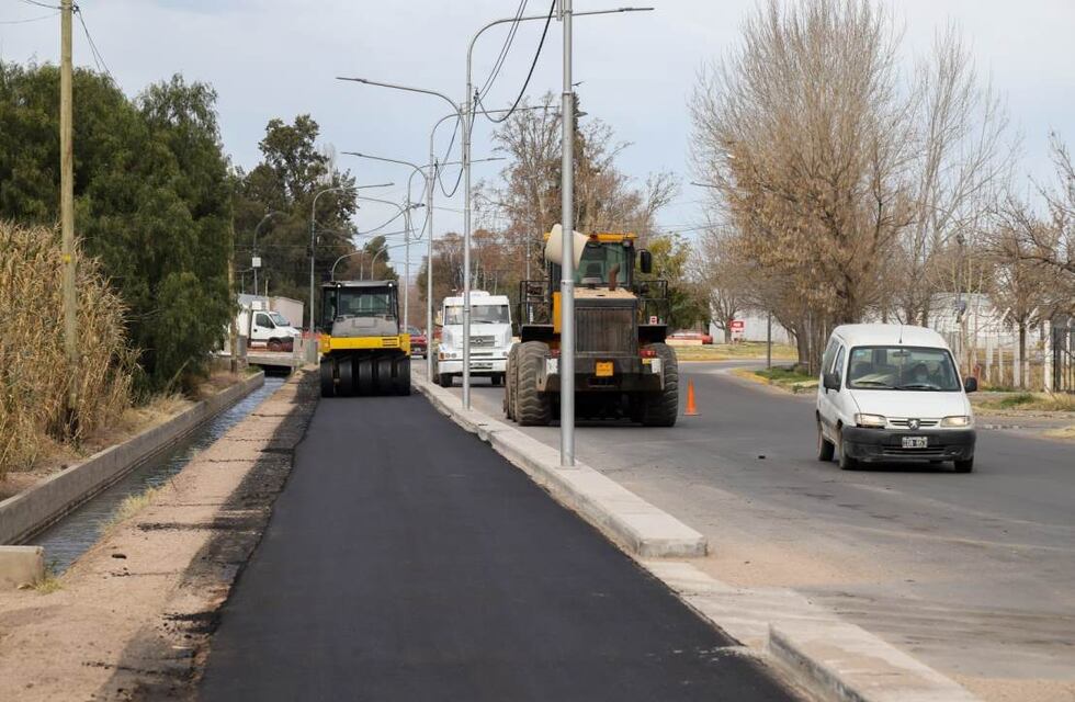 Comenzaron el asfaltado de la ciclovía en avenida Estanislao Salas