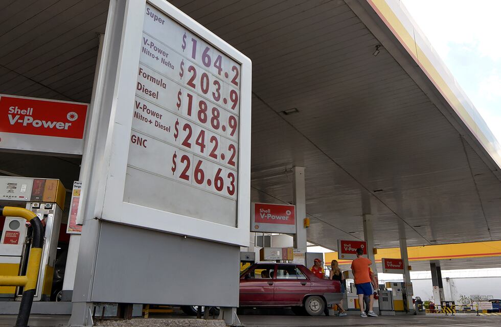 Mendocino fue a cargar nafta, al voltear vio a un hombre sobre un insólito “vehículo” y se volvió viral