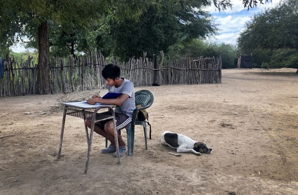 Kevin es wichí y necesita ayuda para estudiar Letras