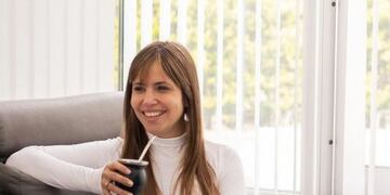 Romina Uhrig merendando desde el sillón de su casa