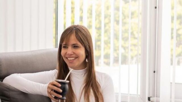 Romina Uhrig merendando desde el sillón de su casa