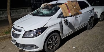 El conductor del Chevrolet Onix volcó en José Ingenieros y Ferreyra.