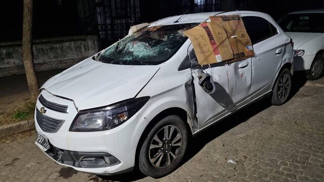 El conductor del Chevrolet Onix volcó en José Ingenieros y Ferreyra.