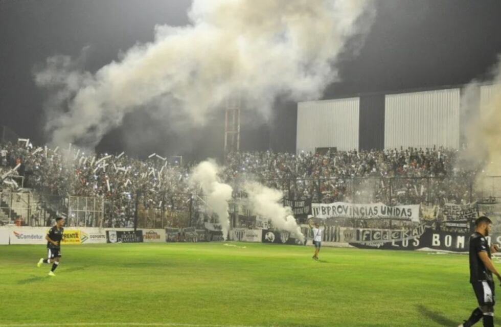 Como en el “El secreto de sus ojos” pero real: era buscado por la policía y lo detuvieron en un partido de Chaco For Ever