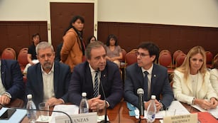 El vicegobernador Alberto Bernis presentó al ministro de Hacienda y Finanzas, Federico Cardozo (ambos al centro), en la reunión de este lunes en la Legislatura de Jujuy.